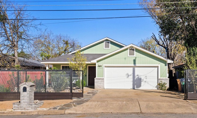 Montopolis Casa | Green Garden House - Centrally Located, minutes from Airport and Downtown