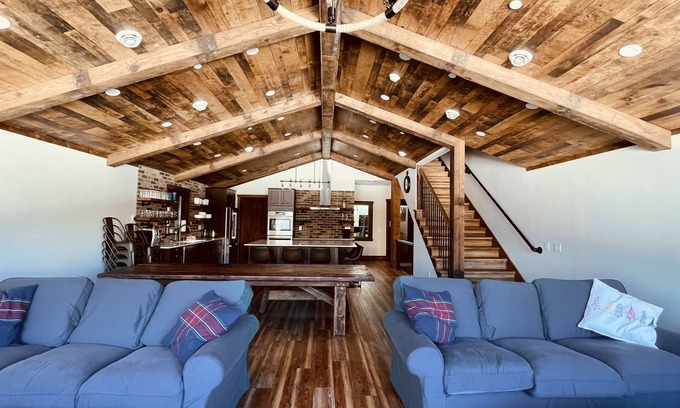 Hemlock Valley Casa | Green Giant A - Luxury mountain retreat 6 bdr, ski in/out, 9 pers hot tub,