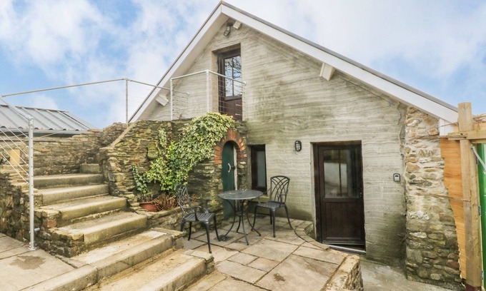 Carmarthen Cabaña | GREEN GROVE BARN, pet friendly, with a garden in Carmarthen