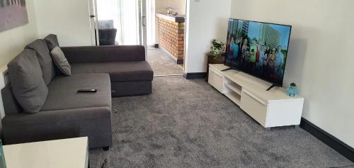 Kidlington Casa | Green Haven Villa - 4BR Spacious House with Hot tub, Ample Parking, Air Condition, WIFI, Netflix, Patio & Garden
