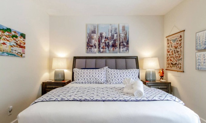 Green Hills Casa | Green Hills Getaway – Shopping and Dining District