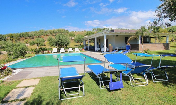 Campofelice di Roccella Villa | Green Suite - Villa moderna con piscina infinita privada, vistas al mar, Wi-Fi