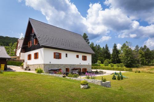 Jezerce Casa | Green lakes house