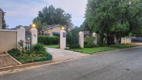 Mahikeng Apartamento | Green leaves