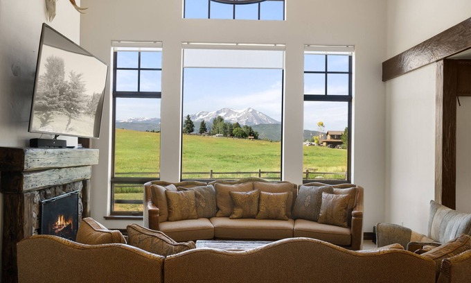 Carbondale Casa | Green Meadow Vista | Sleeps 16, Hot Tub, A/C