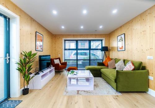 Hove Casa | Green Mews 1 with Free Parking By My Getaways