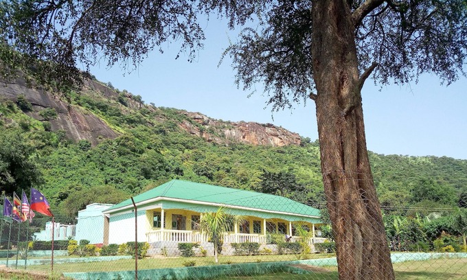 Kalongo Casa | Green Oasis Guest House and Tours