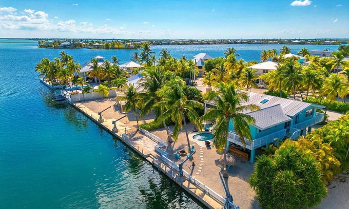 Sugarloaf Shores Casa | Green Turtle Oasis: Lovely 4BR Canal Front Home, Pool, Dockage, Tiki, Outdoor Dining & Pet Friendly!