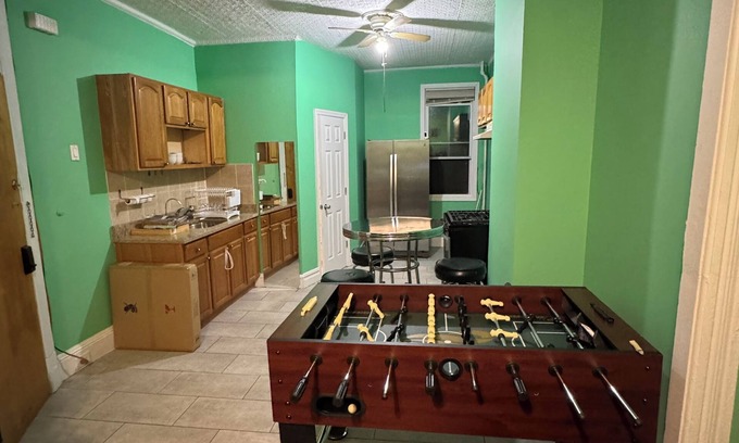 Queens Apartamento | Green Walls NYC Cozy Shared Apartment in Vibrant Neighborhood!
