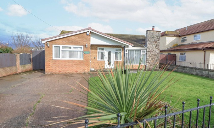 Towyn Cabaña | GREENACRES, pet friendly, character holiday cottage in Towyn