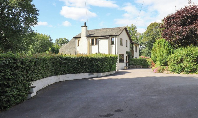 Crosthwaite Cabaña | GREENBANK COTTAGE, pet friendly in Bowness-On-Windermere