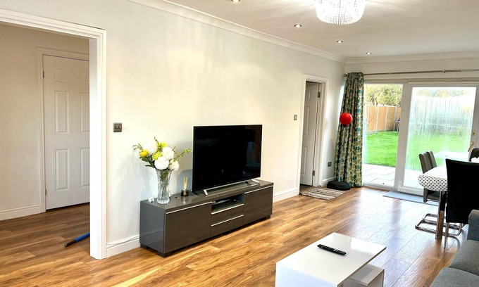 Langley Marish Casa | Greenfield's Spacious Modern 3 Bedroom - Halkingcroft Home