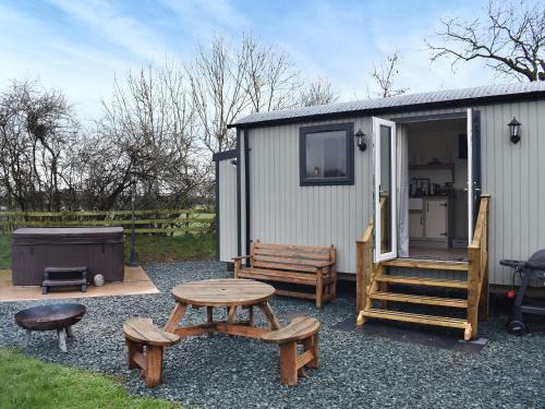 Gilcrux Casa | Greengill Farm Shepherds Hut- Ukc3632