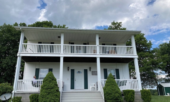 Cool Ridge Otro | Greenhaven Farm: 4-bedroom farmhouse in beautiful Cool Ridge, WV