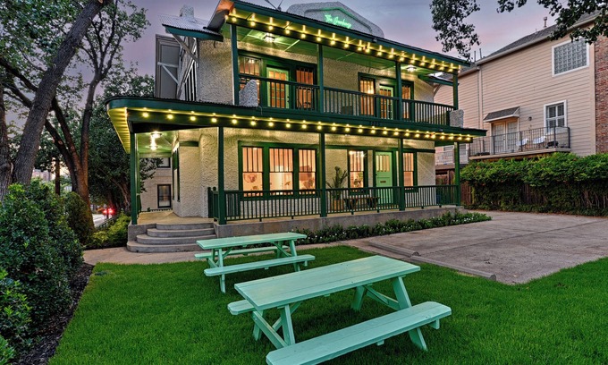 Uptown Apartamento | GREENHOUSE 💚 1BD 1BA 🏠 Trolley 🚎 Pets 🐶 NEW 🍀