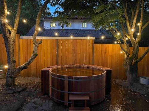 Wallingford Casa | Greenlake Craftsman - Hot Tub, AC, Dog Friendly