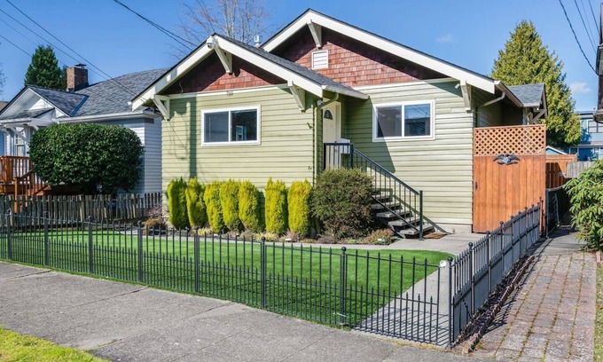 Phinney Ridge Casa | Greenlake Retreat-AC/Near Park & Cafes/Fenced Yard