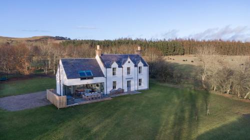 Kirriemuir Casa | Greenmyre Farmhouse with Hot Tub
