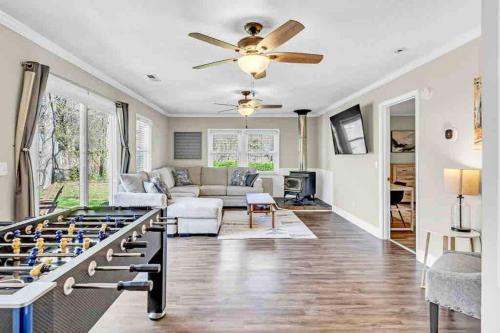 Greensboro Apartamento | Greensboro Get-together, K Bed, Secret Playroom