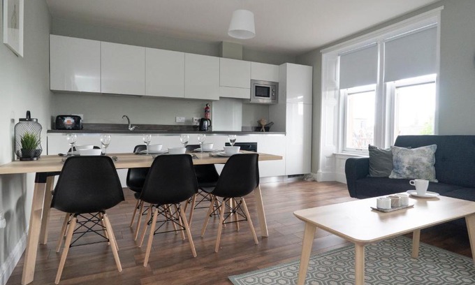 Dundee Apartamento | GreenStar Apartments - Short Walk Away Into Dundee City Centre - Next To Abertay University - Perfect For Your Short or Long Stays - Weekly & Monthly Offers For Your Longer Stays