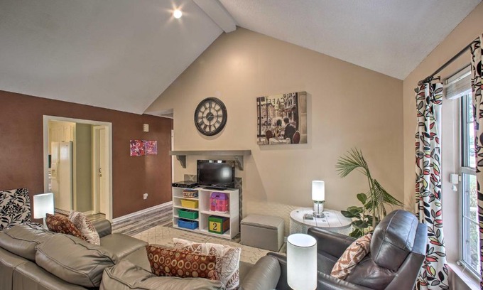 Greenville - Spartanburg Casa | Greenville Cottage with Private Backyard and Deck