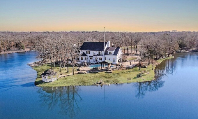 Greenville Otro | GREENVILLE House · Getaway - Private Lake, Kayaking, Trails, Jaccuzi