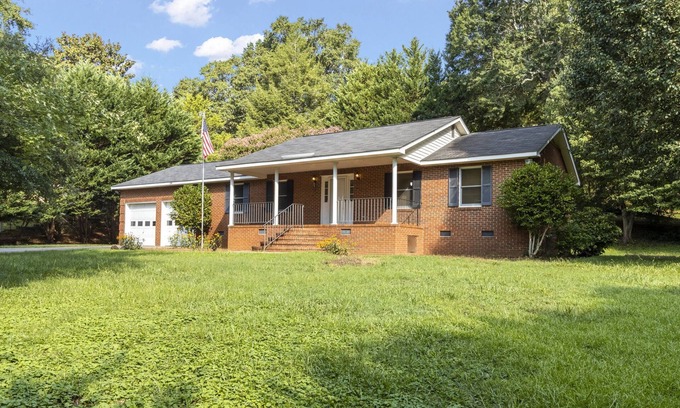 Greenville - Spartanburg Casa | Greenville Monthly: Garage, King Beds, Creek