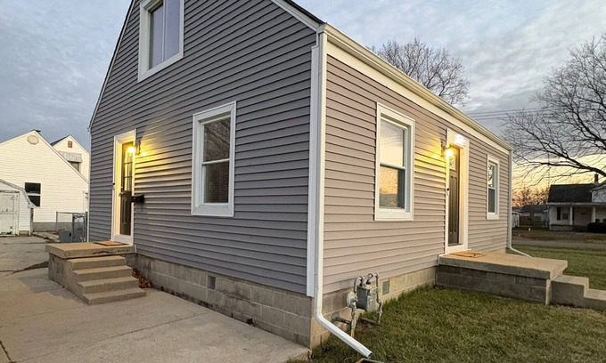 Mattoon Casa | Greenwave Cottage-Fully furnished 3 Bedroom home on the west edge of Mattoon