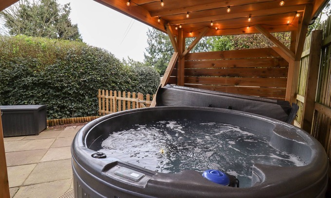 Little Malvern Casa | GREENWAYS, pet friendly, with hot tub in Malvern