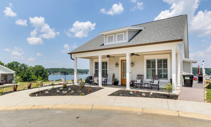 Greenwood Cabaña | Greenwood Getaway w/ Furnished Patio & Lake View