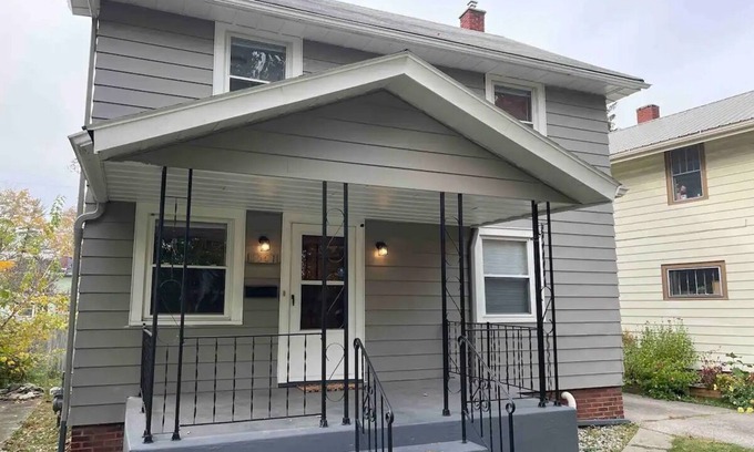 Fort Wayne Casa | Grey Gent! 3 Bed, Simple, Cute house, Central!