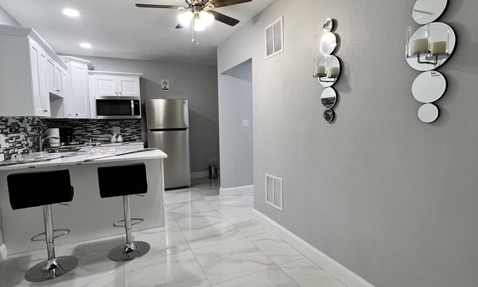 Tampa Apartamento | Grey Novo Studio w/parking-internet near to airport