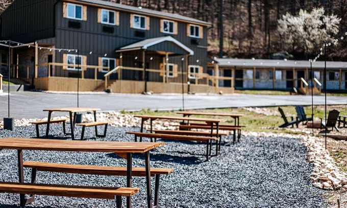 Waynesboro Apartamento | Grey Pine Lodge | Queen Comfort | BEST Location & Amenities!