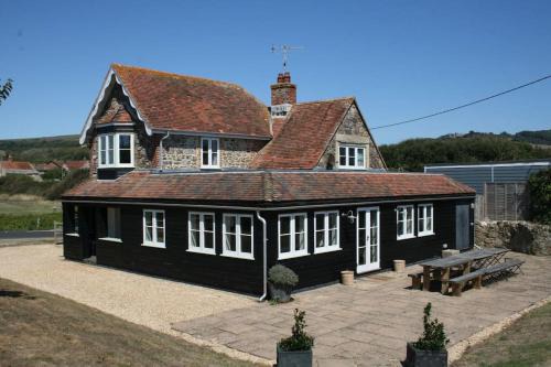 Newport Casa | Greystone Cottage - Sea views, short stroll to a beautiful sandy beach