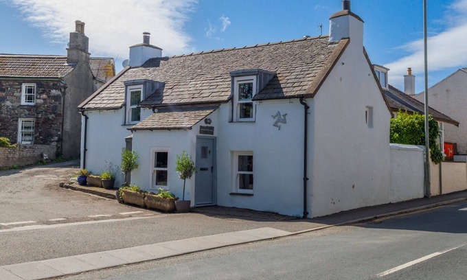 Kirkmichael Cabaña | Greystones is a quaint cottage in the heart of the village of Kirk Michael