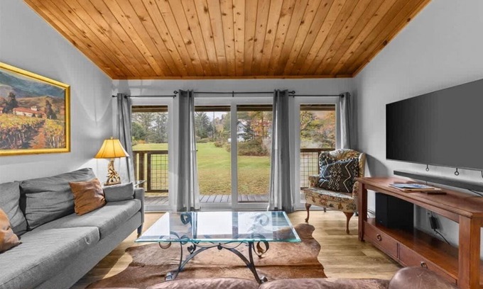 Stowe Area Apartamento | Griffin Chalet 4 ~ mile to Stowe