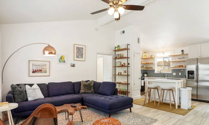 North University Apartamento | Stylish Austin Retreat w/ Luxurious King Bed + W/D
