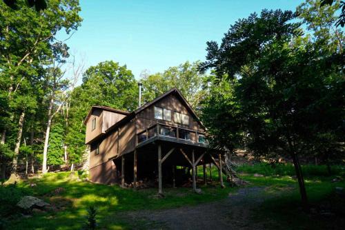 Berkeley Springs Casa | Grill Fire Pit WiFi Deck Hammock Games & Dogs
