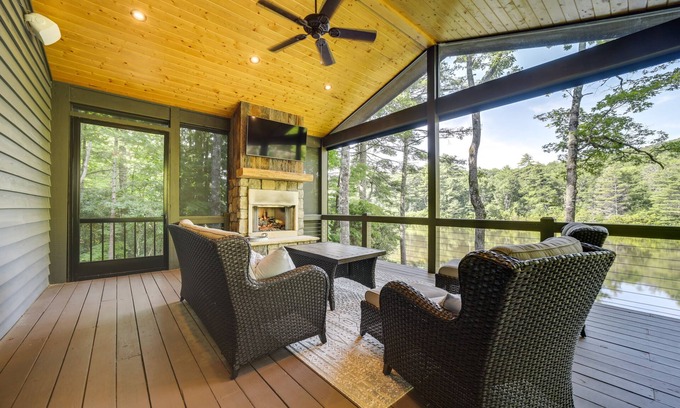 Glenville Casa | Grill + Water Views: Chinquapin Resort Home