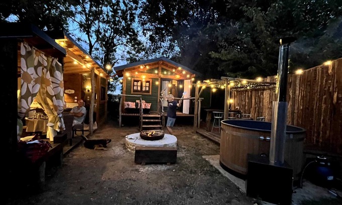 Beurlay Cabina | Grisette's home, its Norwegian bath, its brazier and its animals