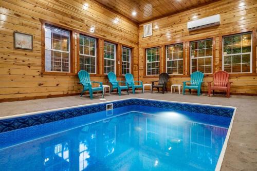Gatlinburg - Pigeon Forge Casa | Grizzly Bears Resort - Large Luxury Cabin with Indoor Pool, Hot Tub, Theater, King Beds, Sleeps 16 in heart of Pigeon Forge