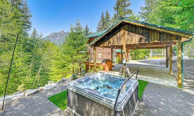 Packwood Cabina | Cabaña Packwood 'Grizzly Tower' con vistas al bosque!