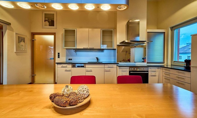Innsbruck City Centre Apartamento | Große, Exklusive Wohnung mit Balkon und Fantastischer Aussicht auf die Bergwelt