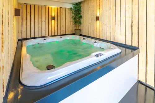 Tzummarum Casa | Große Familienvilla mit privat innen Jacuzzi & Sauna