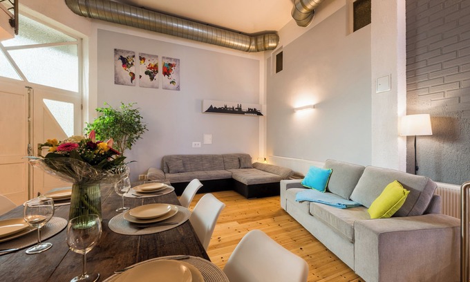 Magdeburg Apartamento | Großzügige Wohnung +140 qm in Magdeburg Top-lage mit Kicker für bis zu 7personen