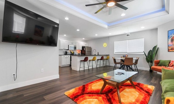 Columbia Apartamento | Groovy Getaway: king suites, sleeps 8, dogs ok!