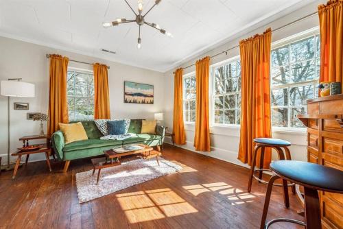 Fort Payne Apartamento | Groovy Getaway Loft, Fast Wi-Fi, Downtown