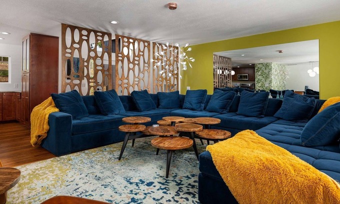 Dundee Casa | Groovy Pad, Billiards, Firepit, 5 Private King Rooms w/own Vineyard-View Balconies