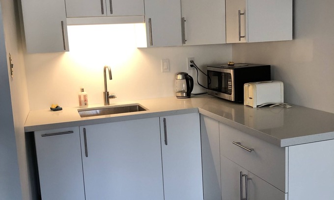 Erin Mills Casa | Ground floor 1 bedroom apartment with free parking