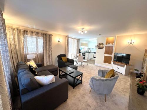 Street Apartamento | Ground Floor 2 Bedroom Apt, Onsite Parking, Edge of Glastonbury and Street